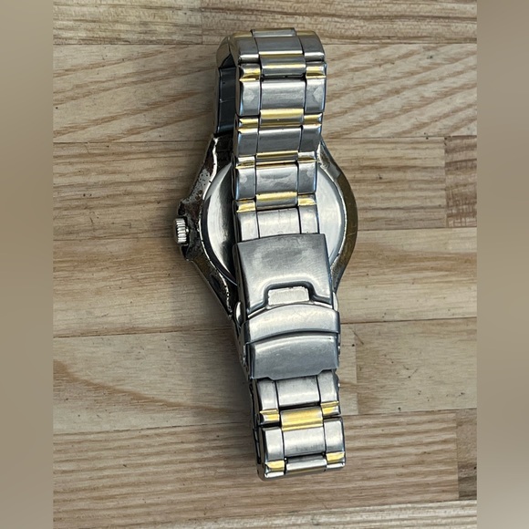 Armitron Men’s Watch Vintage Two Tone Bracelet Yellow Dial Day Date Windows - Picture 9 of 11